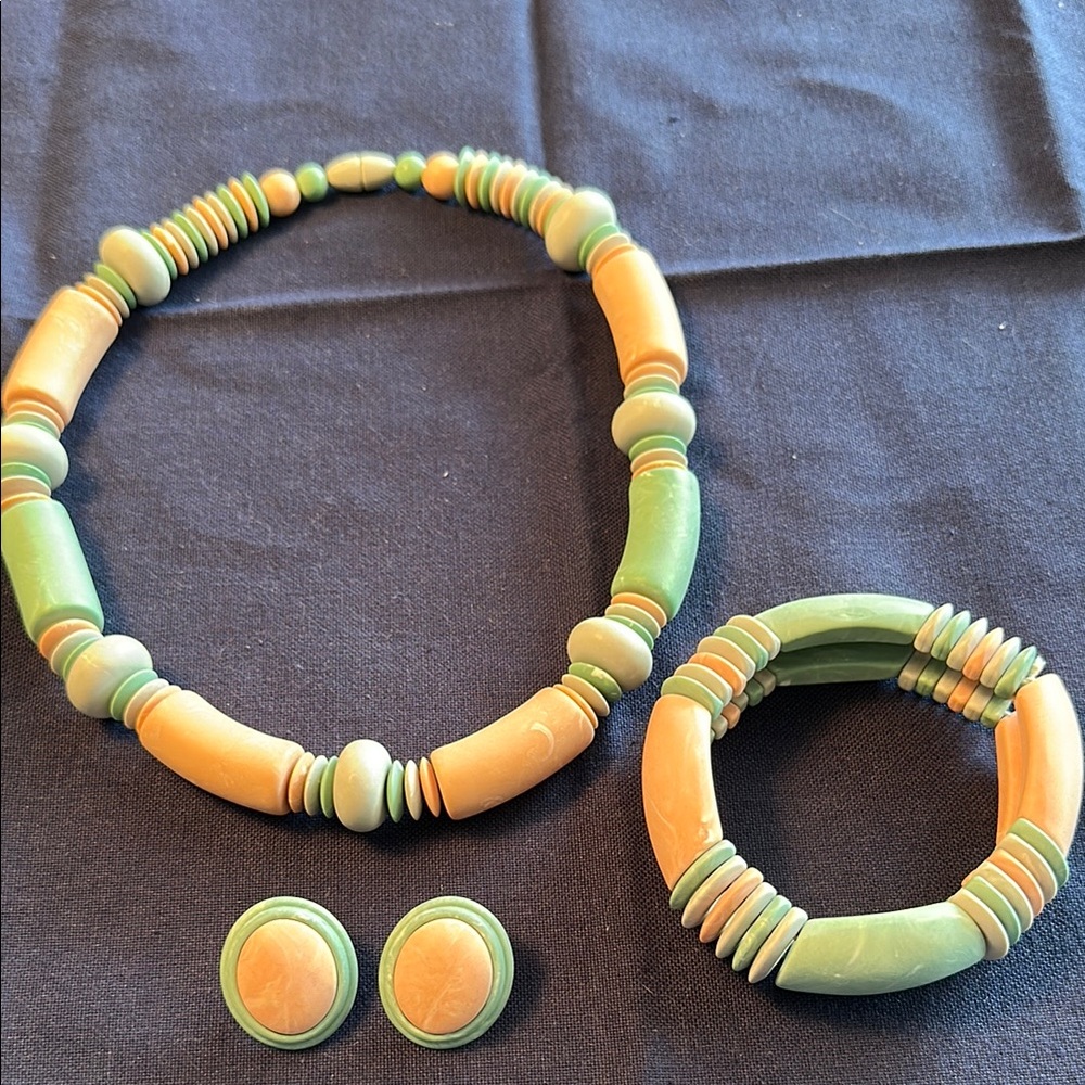 Avon Green and Tan Necklace Retro Style
